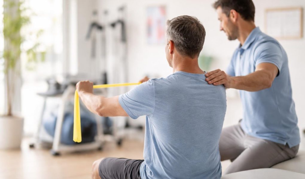 patient-exercices-reeducation-salle-lumineuse